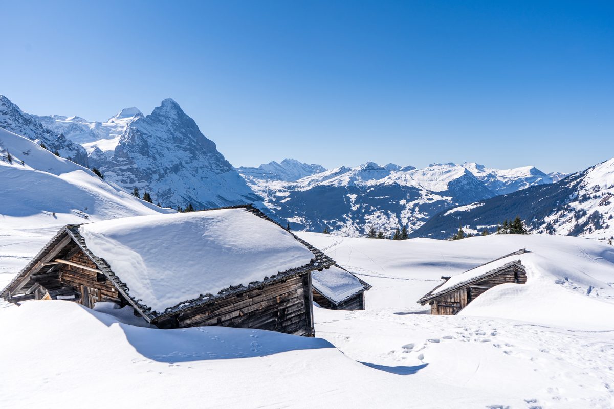 Alphütten im Schnee